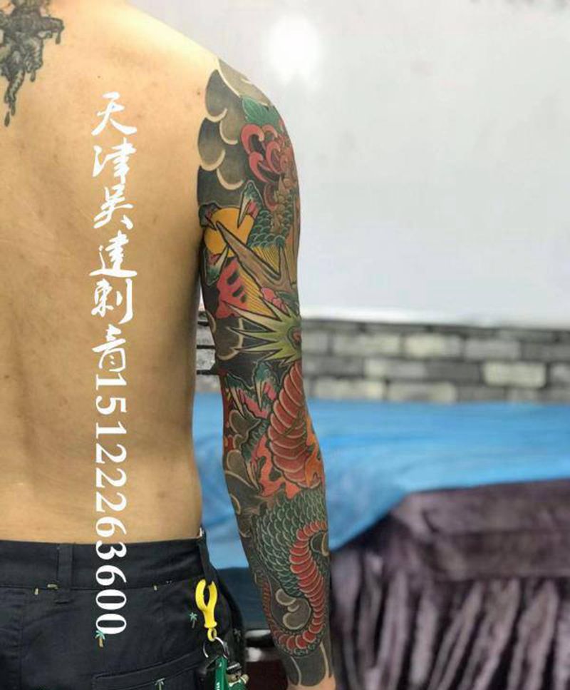 花臂龙纹身图片_手臂老传统纹身图案