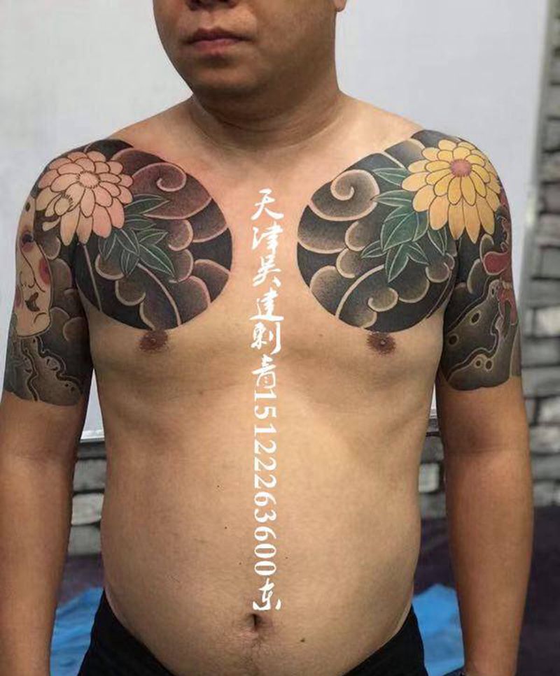 半甲纹身图片_胸部老传统纹身图案