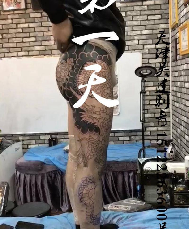 花腿龙盘柱纹身图片_腿部老传统纹身图案