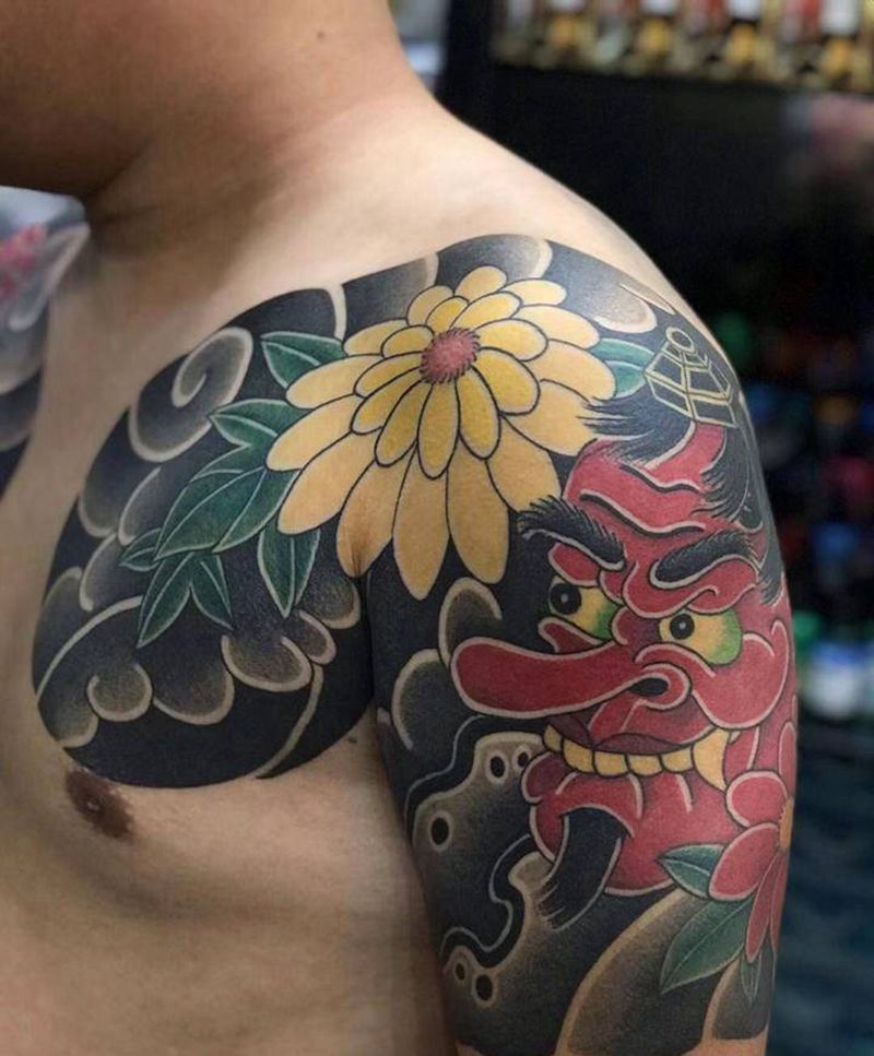 吴建刺青小东纹身图片_背部老传统点刺纹身图案