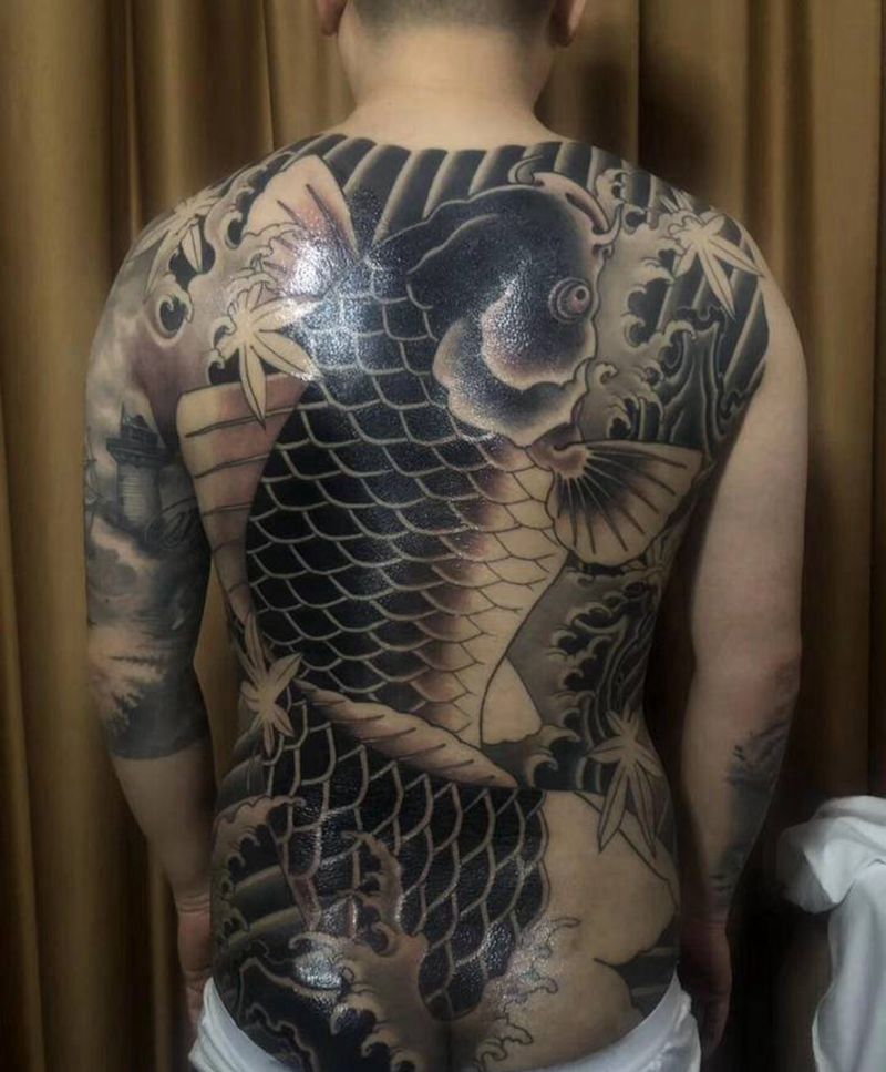 满背鲤鱼纹身图片_背部臀部老传统新传统鱼纹身图案