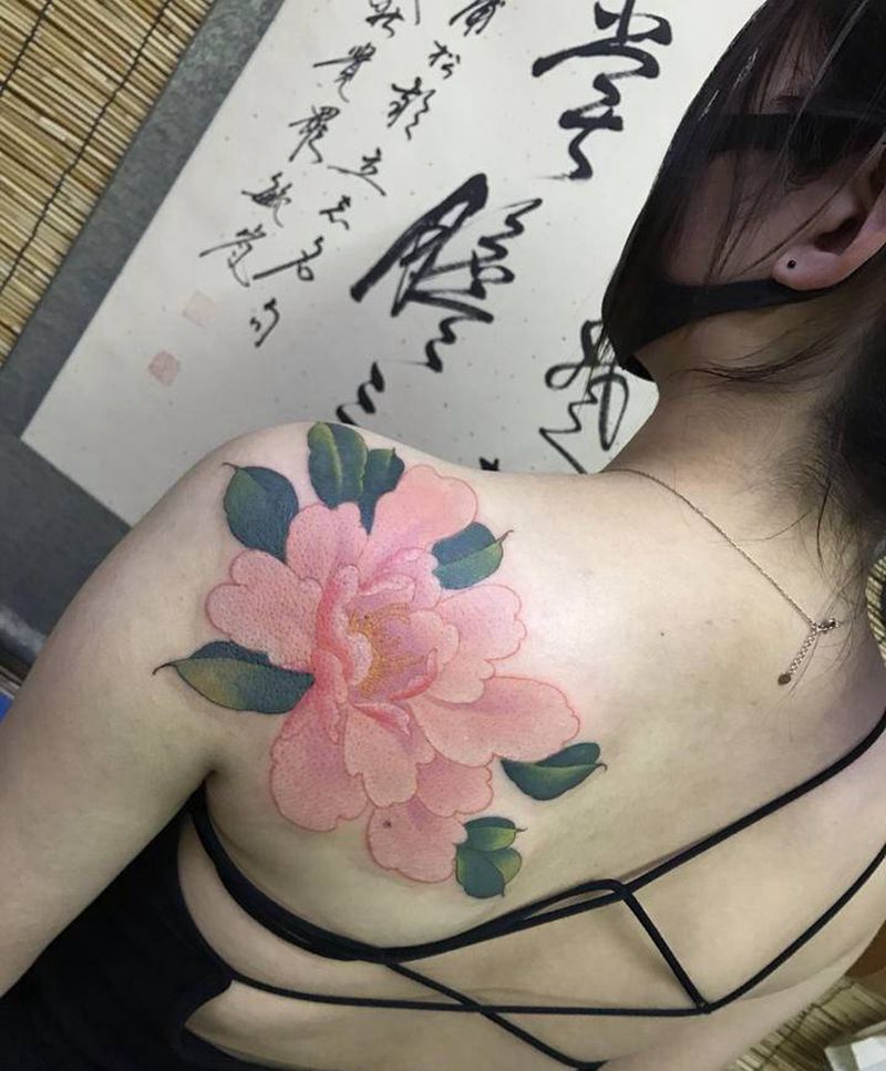 牡丹纹身图片_肩部新传统水彩纹身图案