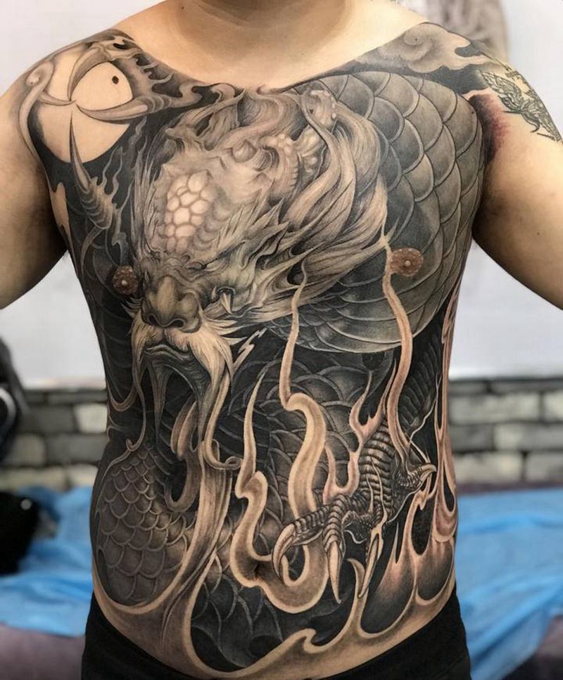 前胸龙纹身图片_胸部新传统纹身图案