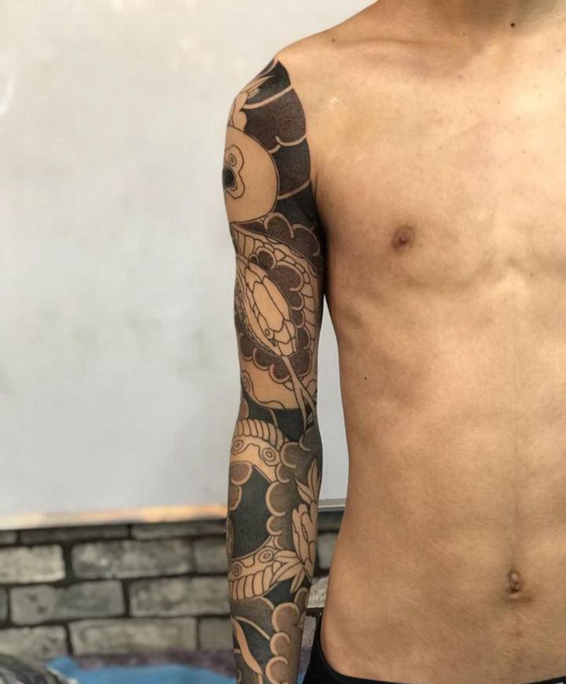 传统花臂，蟒戏牡丹纹身图片_手臂纹身图案