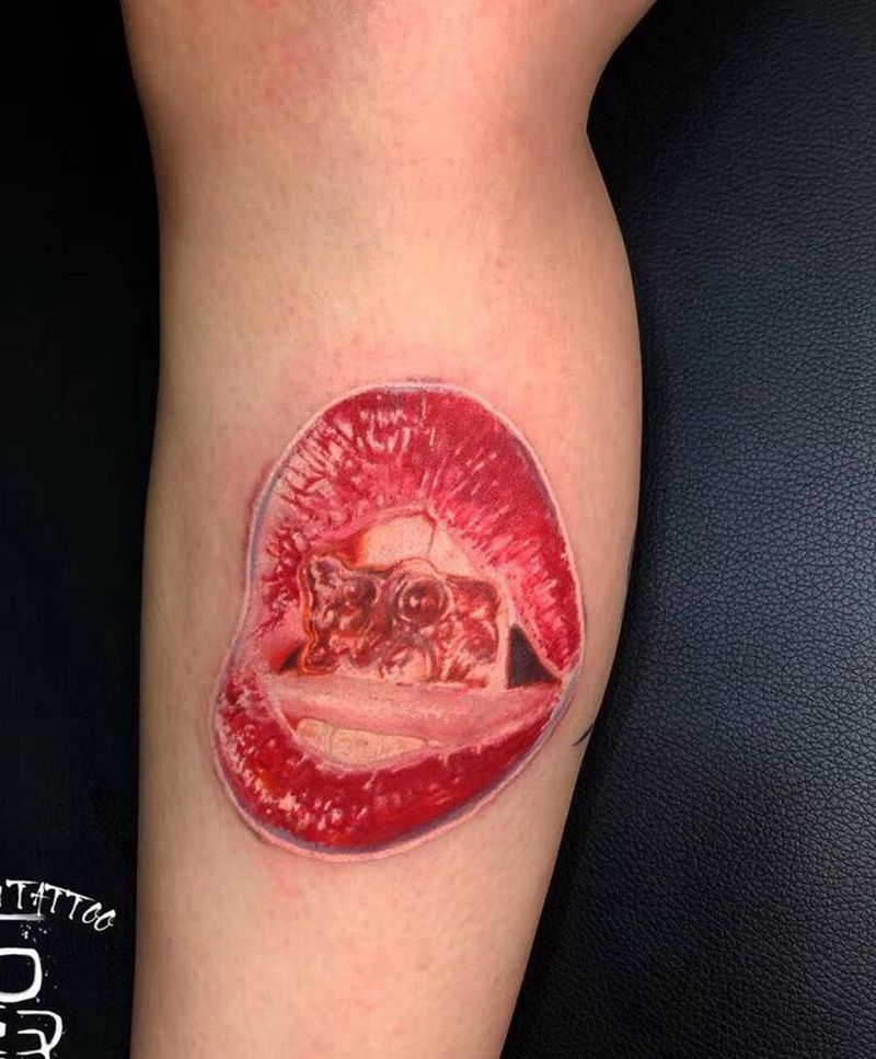 嘴纹身图片_腿部欧美写实纹身图案