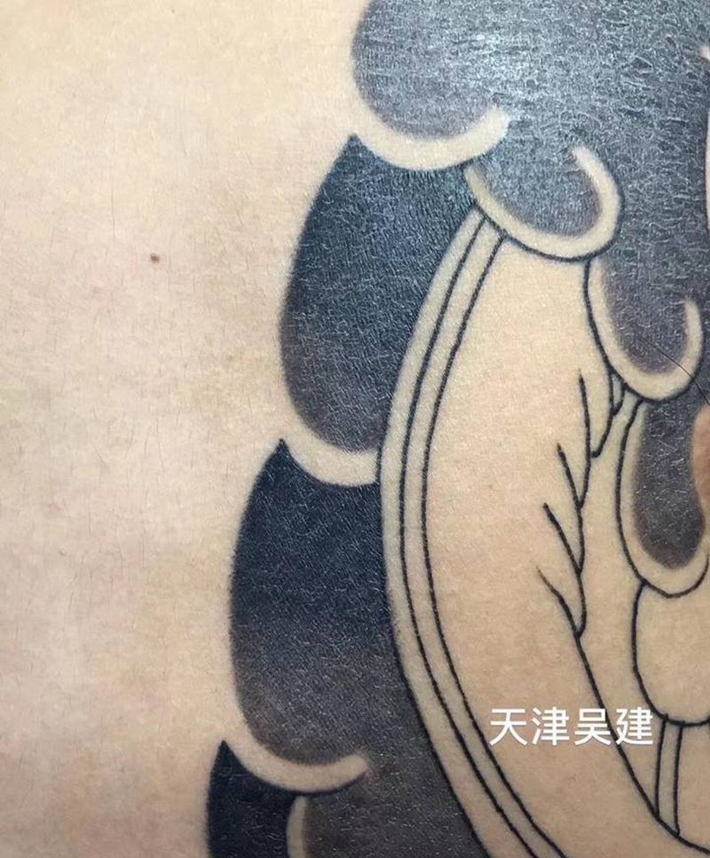 在纹身图片_胸部老传统纹身图案