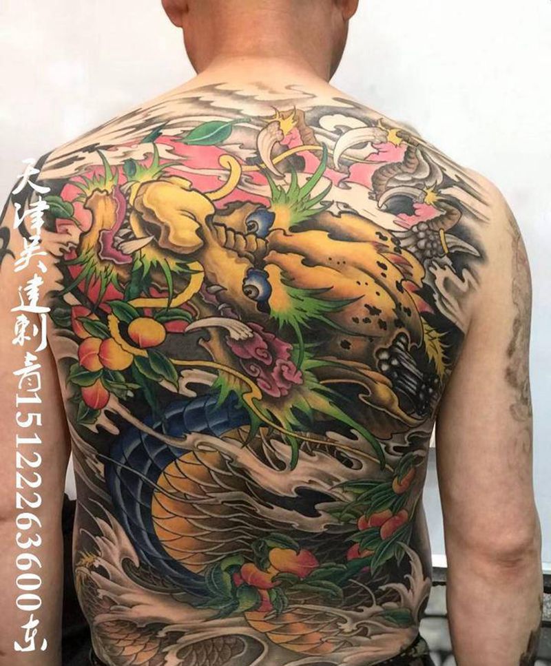 满背龍纹身图片_背部新传统纹身图案
