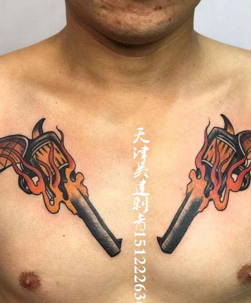 两把枪纹身图片_胸部Old School纹身图案