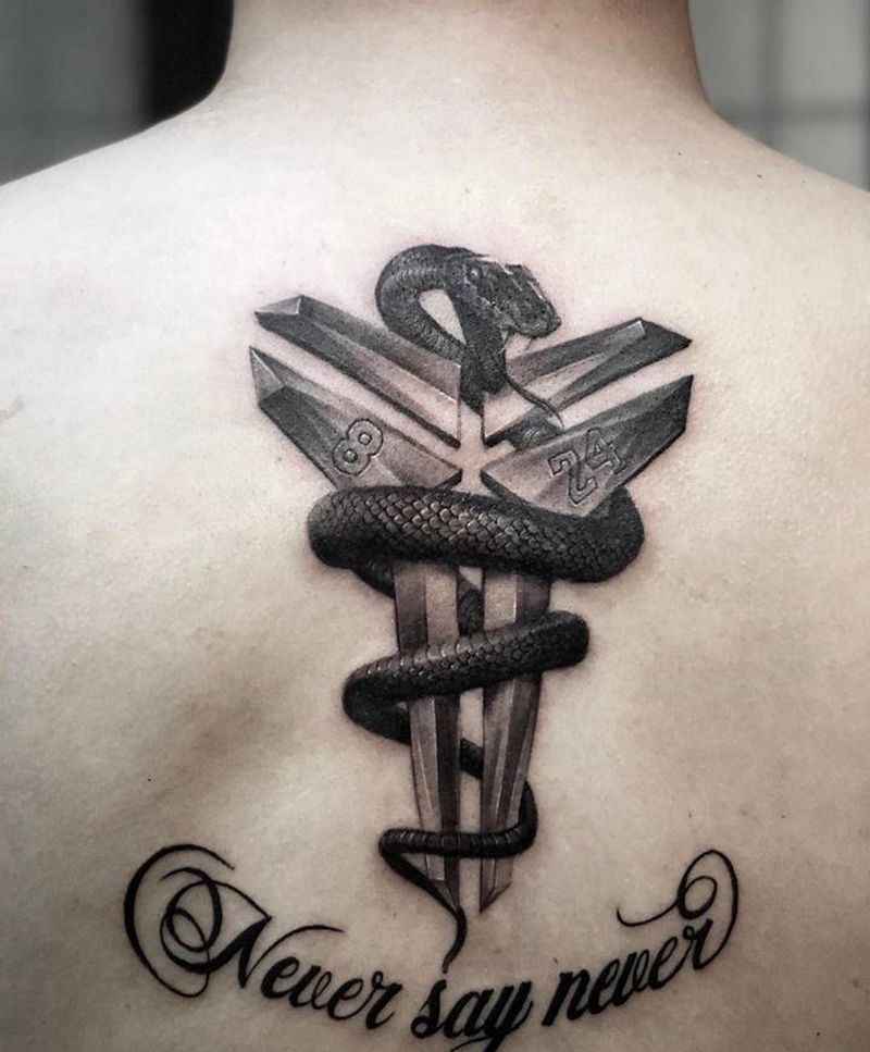 纪念黑曼巴纹身图片_背部花体字欧美写实科比纹身图案