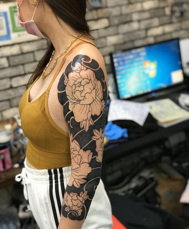 黑灰完工下次彩色纹身图片_手臂老传统纹身图案