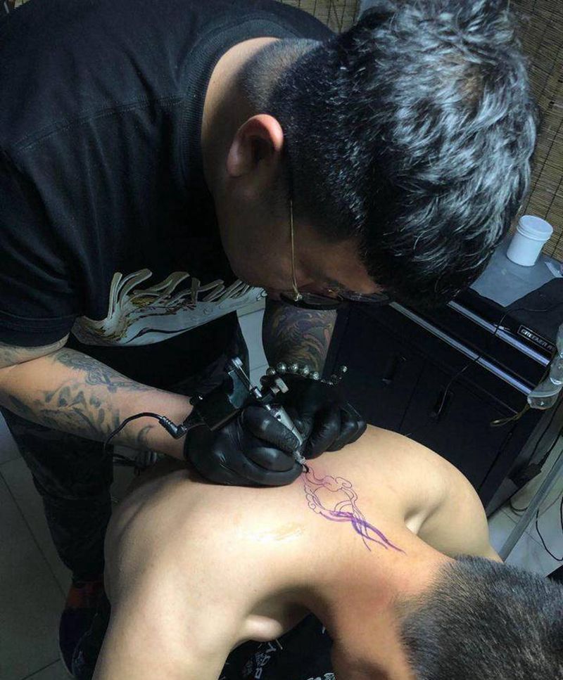 一个半小时摩尼宝珠纹身图片_颈部老传统新传统纹身图案