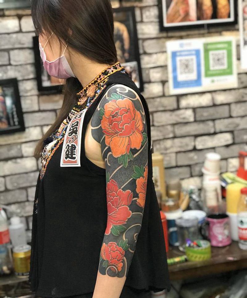 牡丹七分袖纹身图片_手臂老传统纹身图案