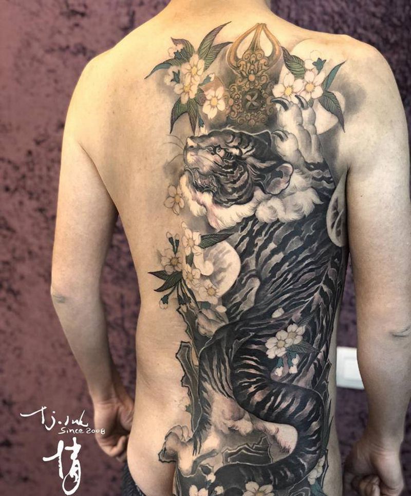 虎纹身图片_背部腰部新传统刺青师倩东方神秘纹身图案