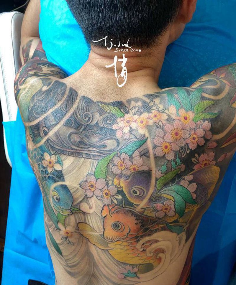 花瓶满背纹身图片_背部新传统刺青师倩东方神秘纹身图案