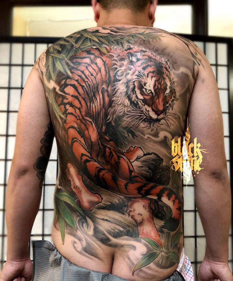 密林深处纹身图片_背部新传统虎竹子纹身图案