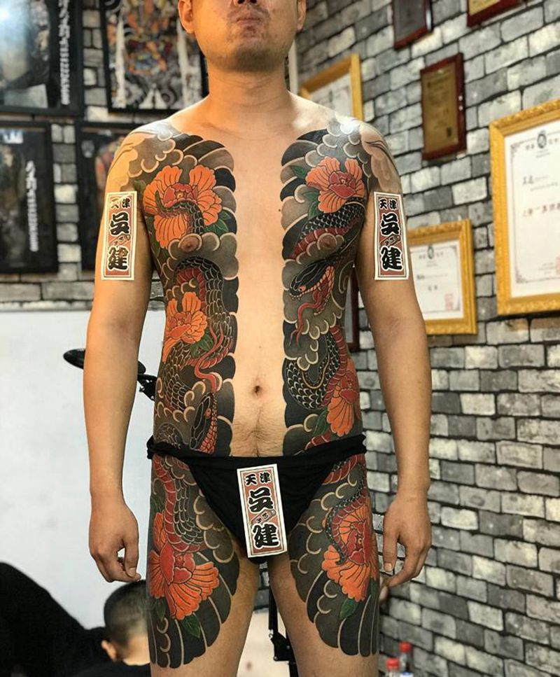 （原创设计双蟒对视戏牡丹）纹身图片_胸部老传统纹身图案