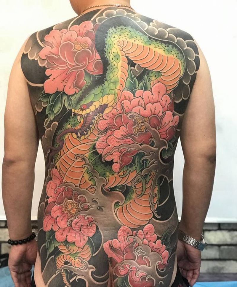 蟒戏牡丹纹身图片_背部纹身图案
