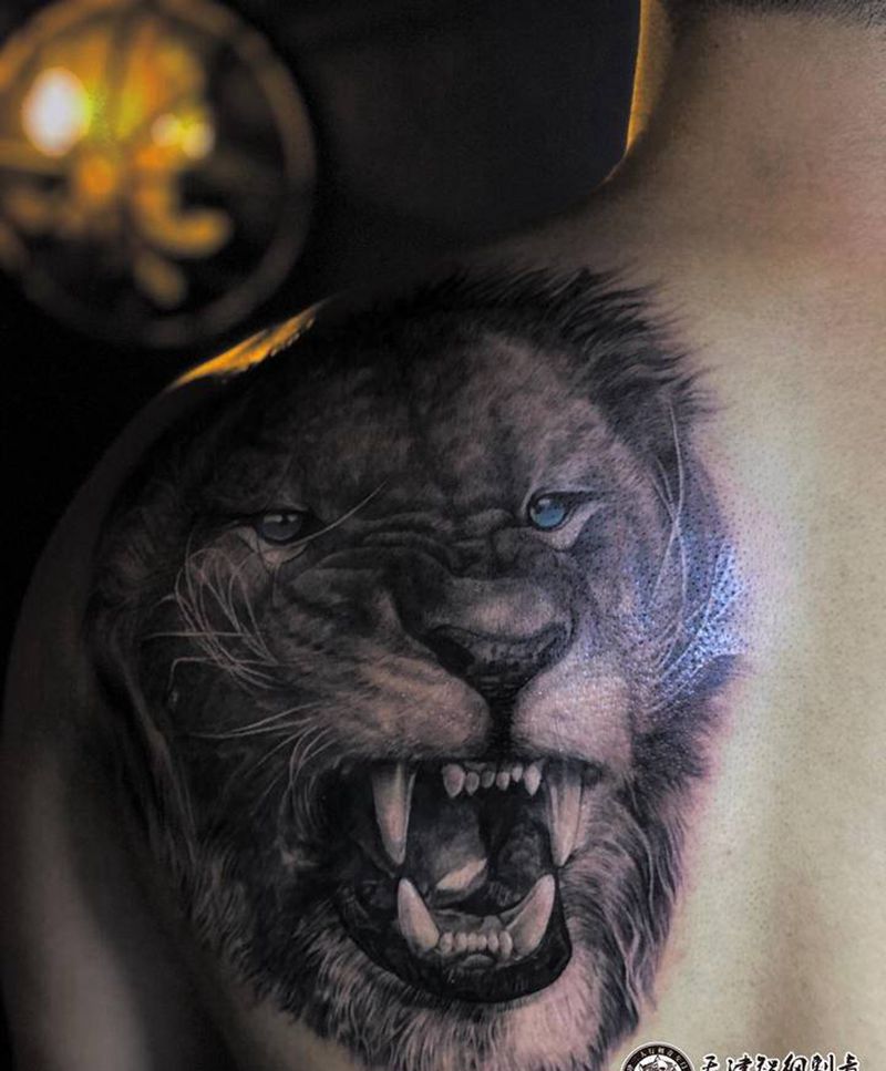 狮子纹身图片_肩部欧美写实纹身图案