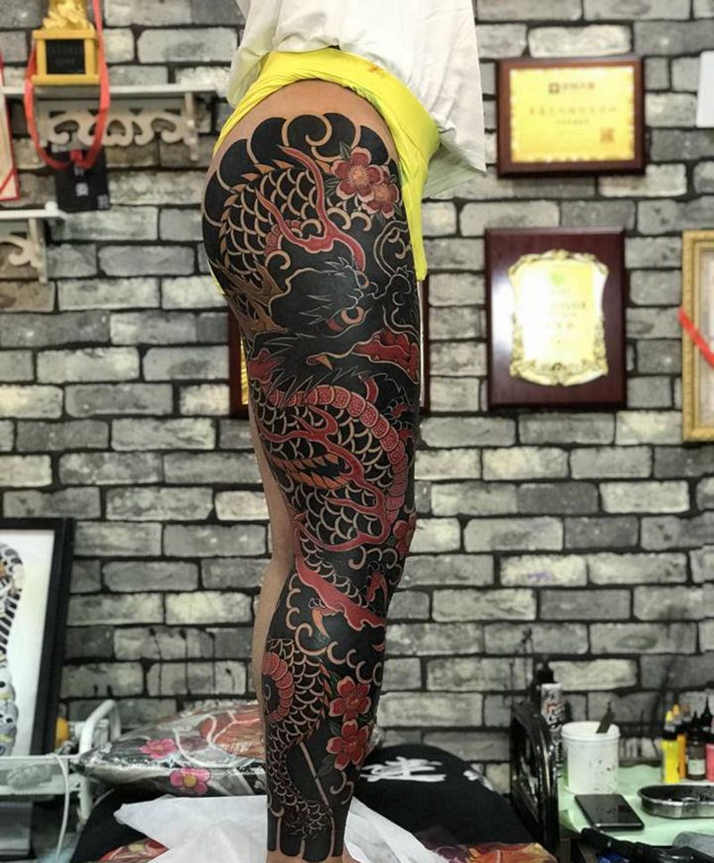 龙盘柱一定富纹身图片_腿部老传统纹身图案