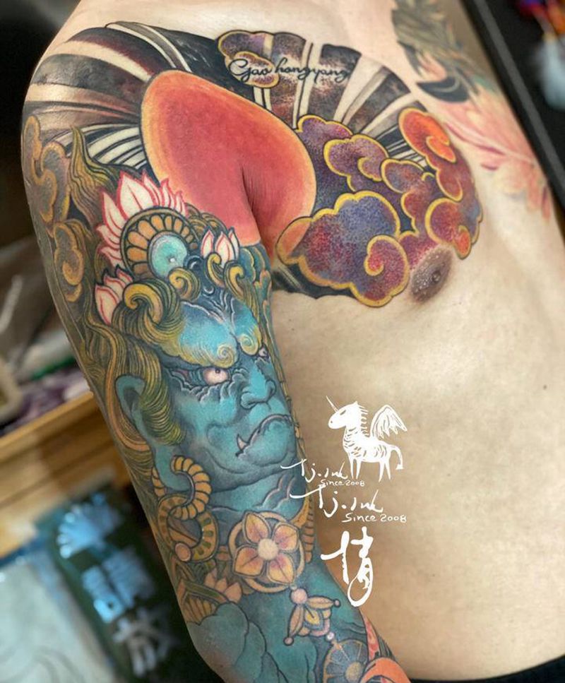 祥云不动明王纹身图片_肩部手臂新传统刺青师倩纹身图案