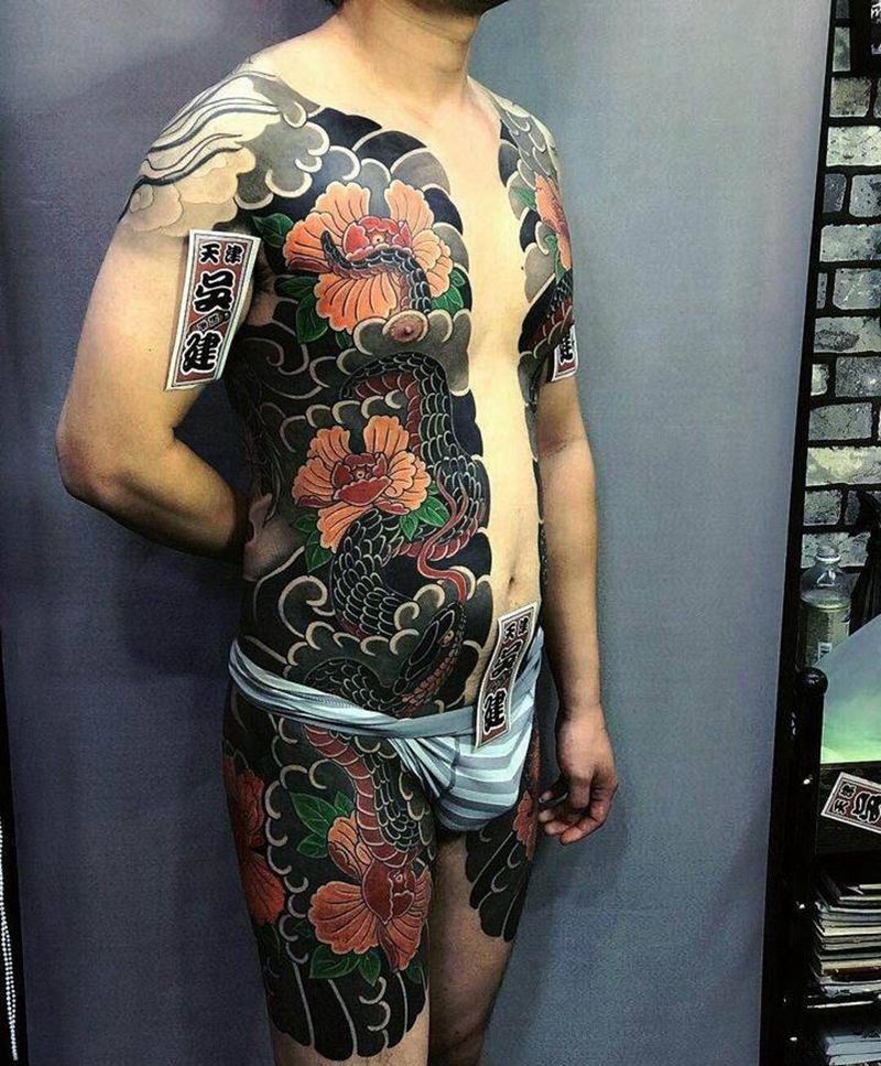 忙戏牡丹纹身图片_腹部腿部老传统纹身图案