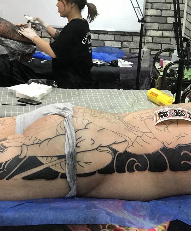 满背雷神纹身图片_臀部背部老传统纹身图案