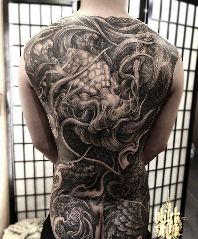 苍龙纹身图片_背部新传统欧美写实龙纹身图案