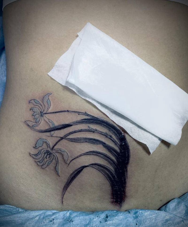 兰花纹身图片_腹部新传统纹身图案