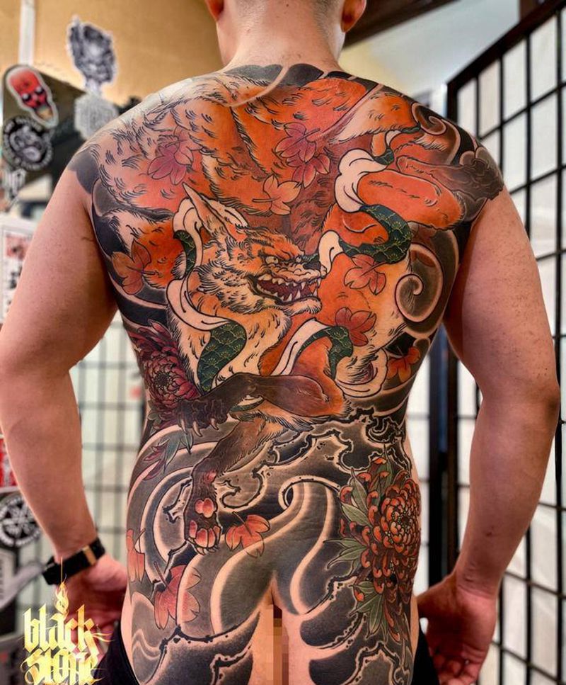 九尾狐纹身图片_背部老传统New School狐狸九尾菊花纹身图案