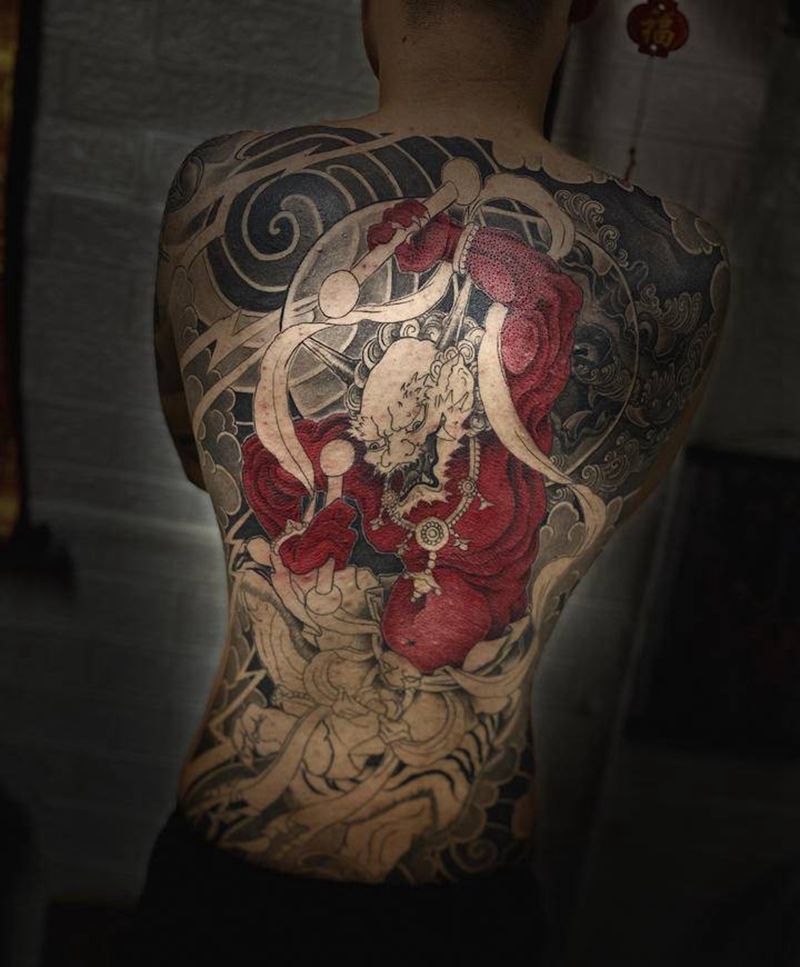 雷神未完纹身图片_背部老传统纹身图案