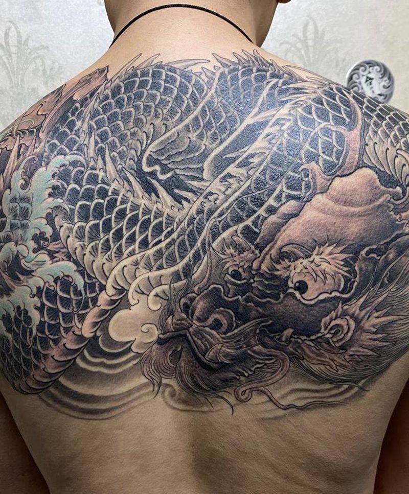 苍龙纹身图片_背部老传统纹身图案