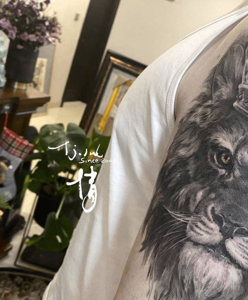 狮子王冠纹身图片_手臂欧美写实倩纹身图案