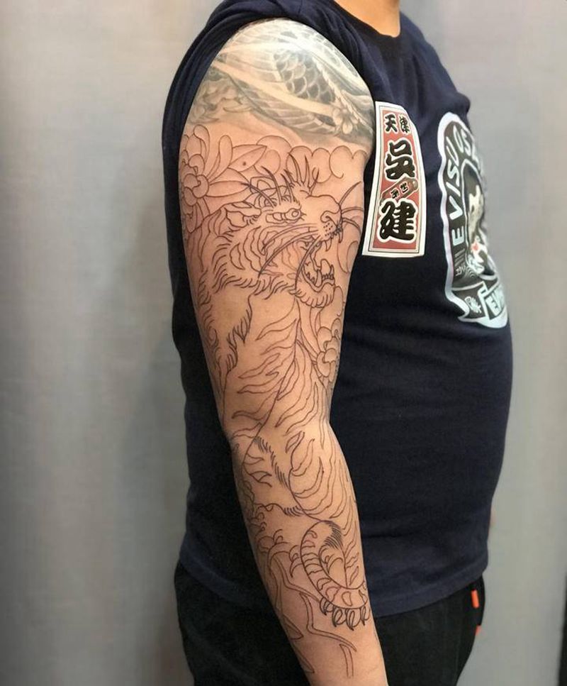 上山虎纹身图片_手臂老传统纹身图案