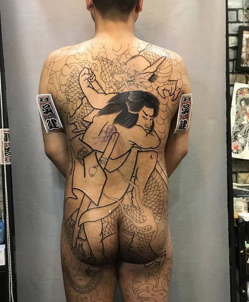 九纹龙纹身图片_背部臀部老传统纹身图案