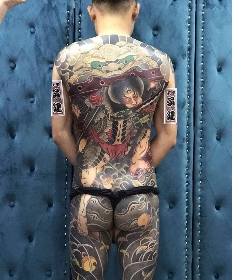 张顺（浪里白条）纹身图片_背部臀部老传统纹身图案