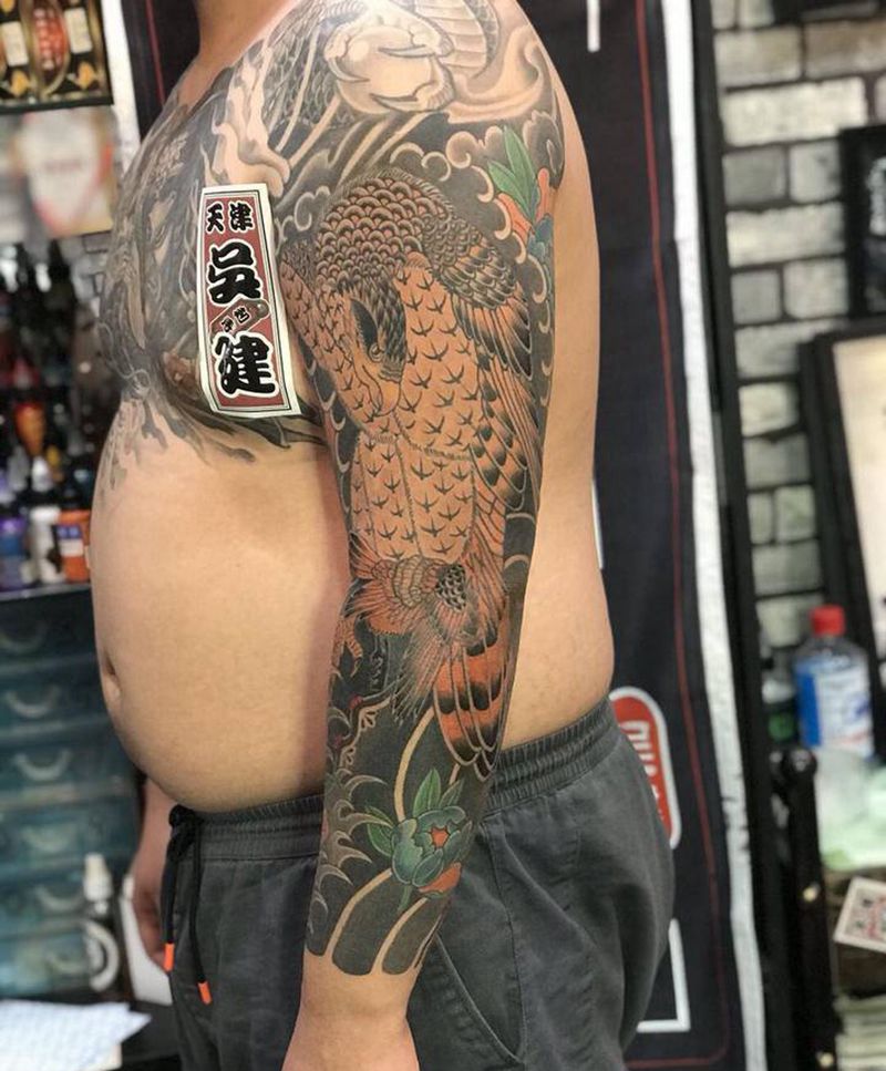 鹰花臂纹身图片_手臂老传统纹身图案