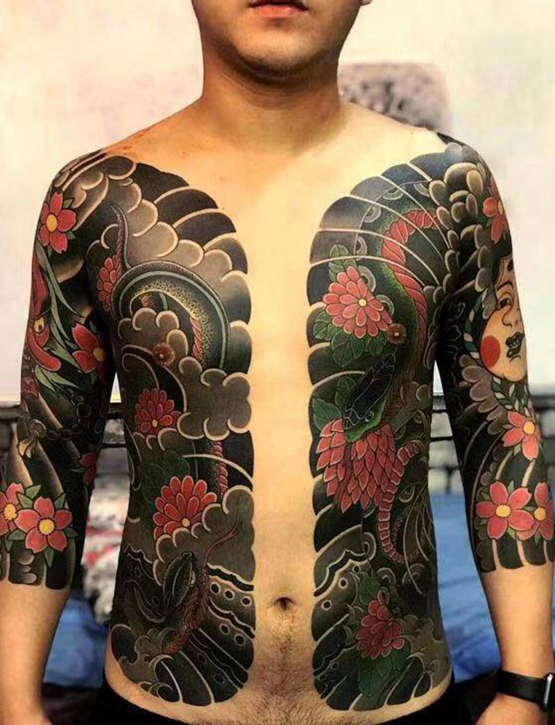开衫双蟒对视与菊花纹身图片_胸部老传统纹身图案