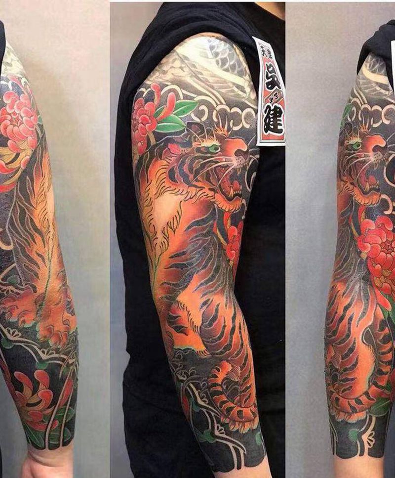 花臂老虎纹身图片_手臂老传统纹身图案