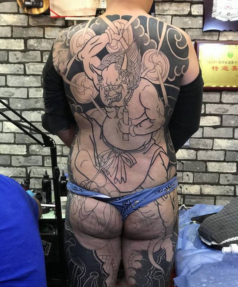 雷神纹身图片_臀部背部老传统纹身图案