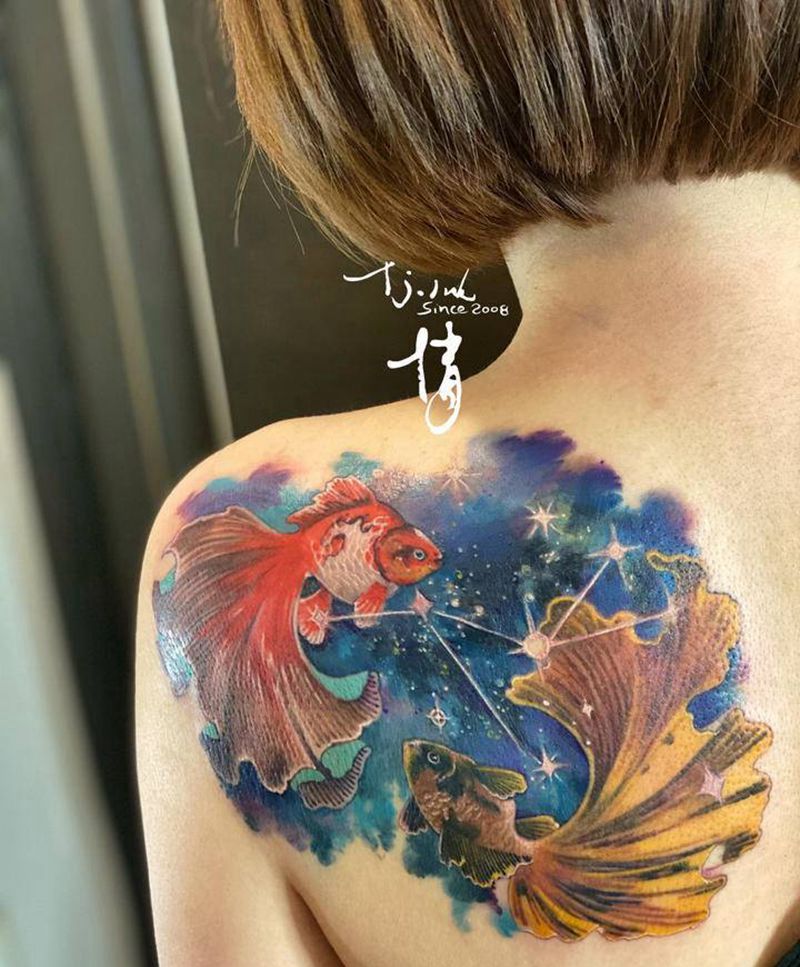 双鱼摩羯纹身图片_背部新传统水彩纹身图案
