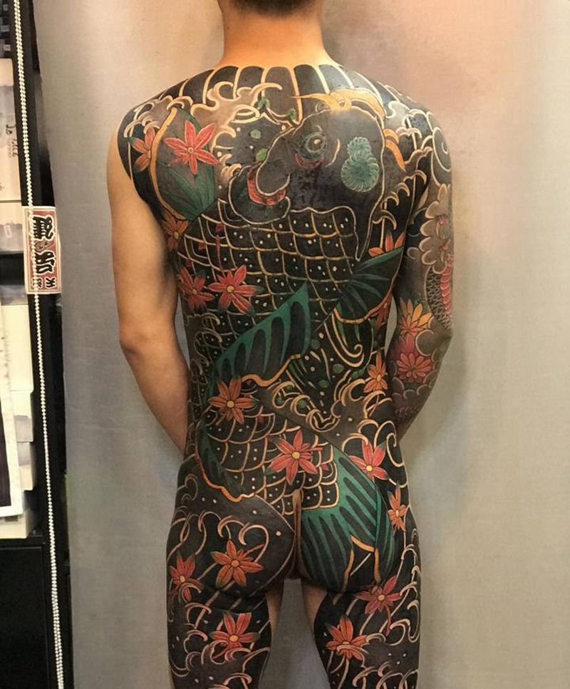 暴力遮盖（锦鲤）纹身图片_臀部背部老传统纹身图案