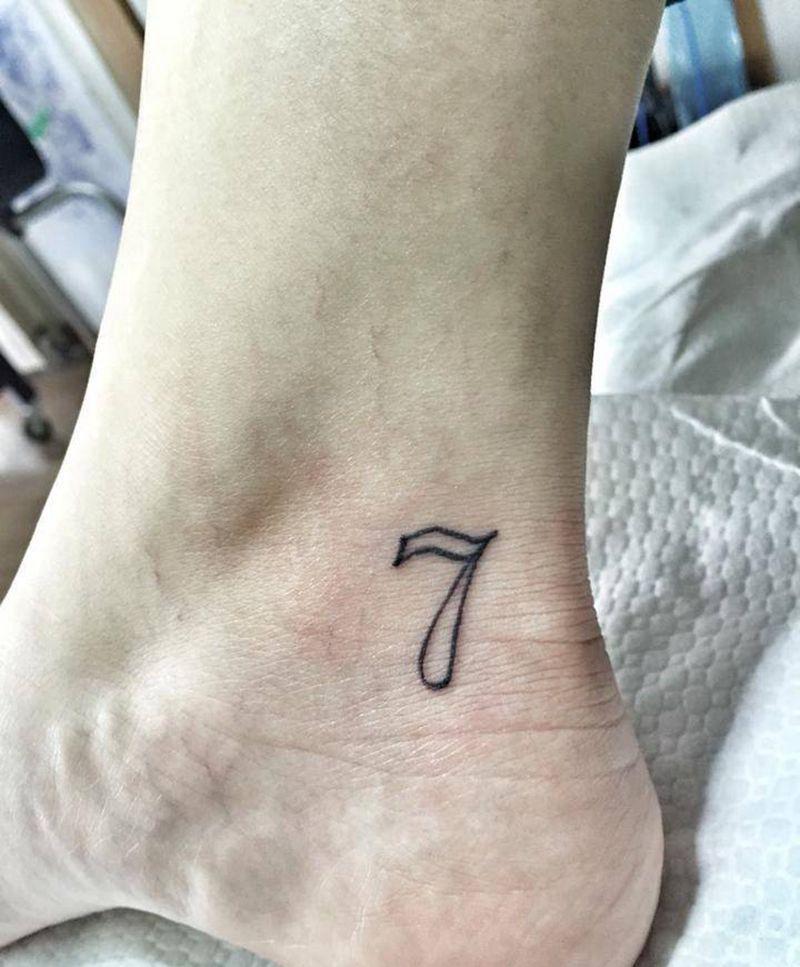 7纹身图片_脚部清新字符纹身图案