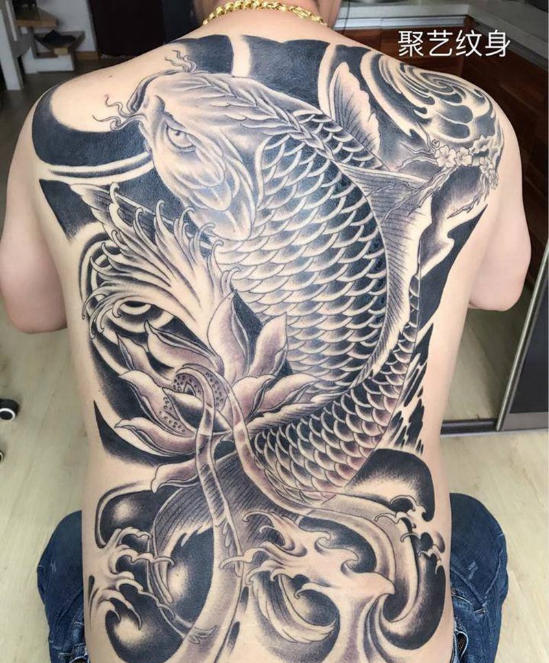 满背鲤鱼纹身图片_
