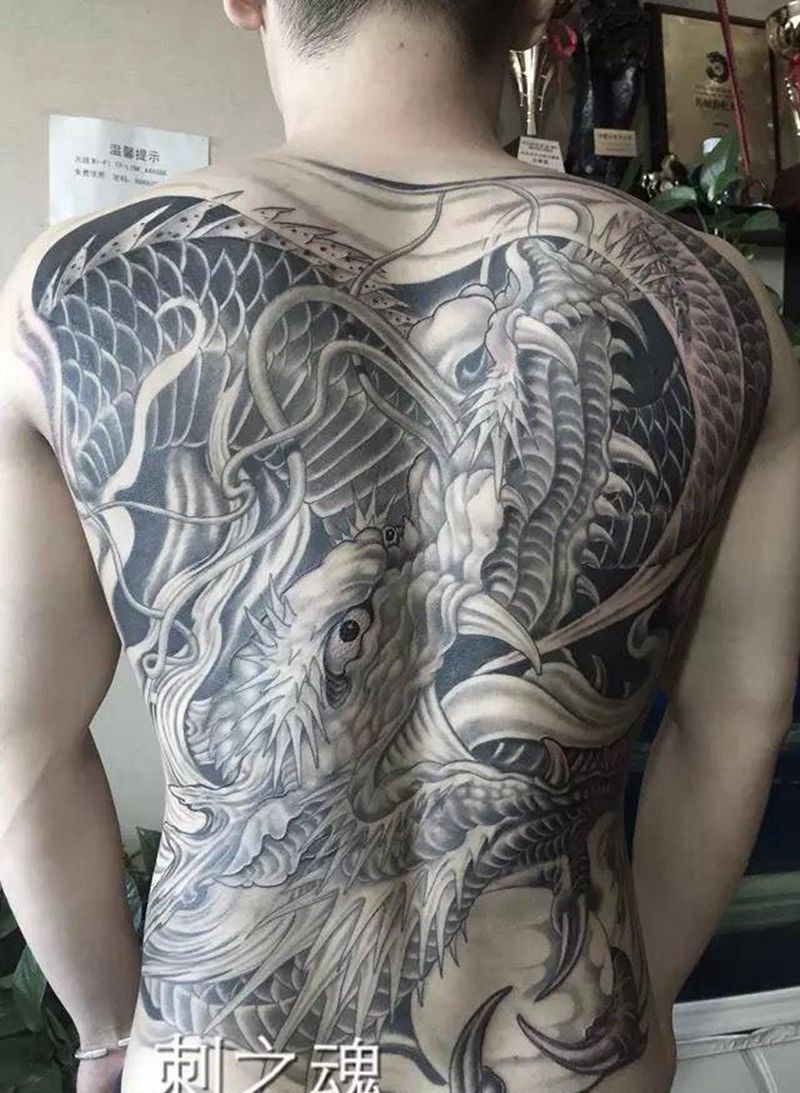 龙纹身图片_成品背部传统动物纹身图案