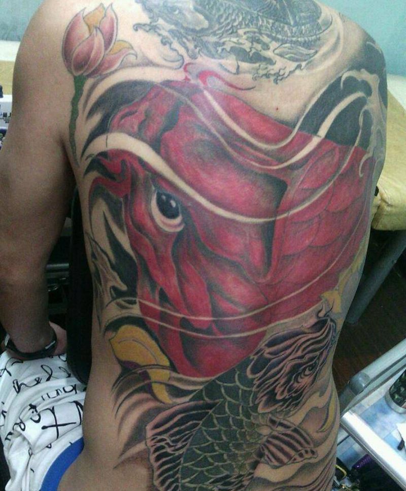满背鲤鱼纹身图片_背部传统动物成品纹身图案