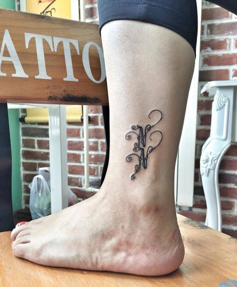 花体字NN纹身图片_腿部清新字符纹身图案