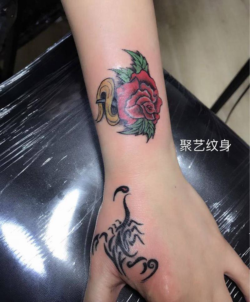 花朵蝎子纹身图片_