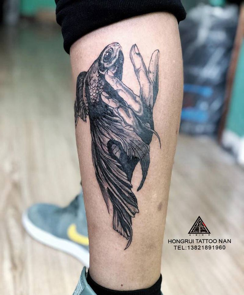 掌中鱼纹身图片_腿部纹身图案