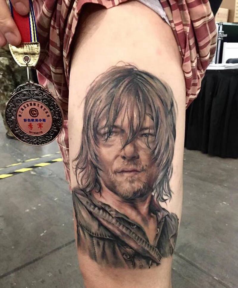 弩哥纹身图片_腿部欧美写实纹身图案