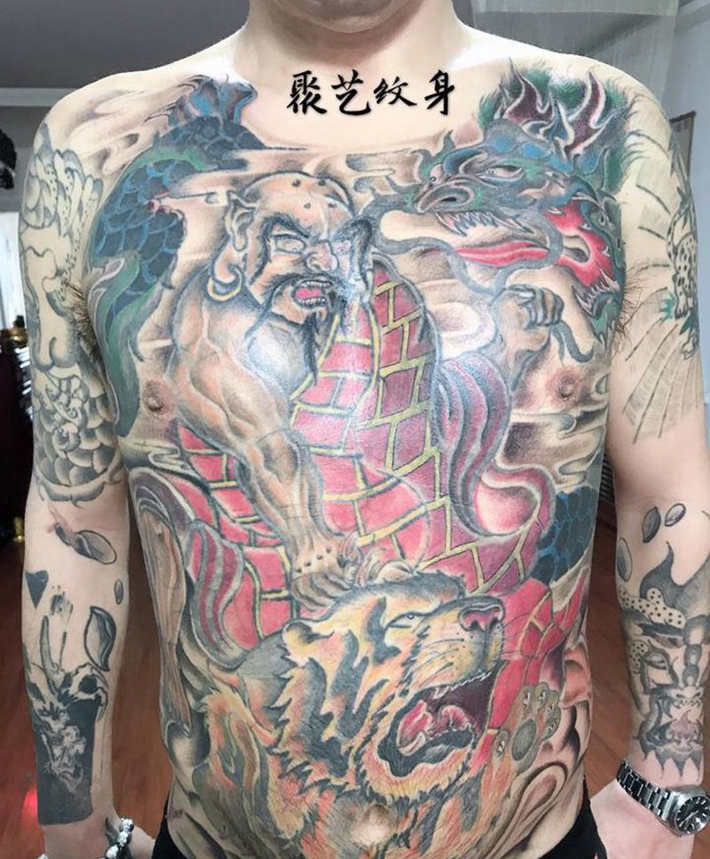 降龙伏虎纹身图片_胸部老传统新传统纹身图案